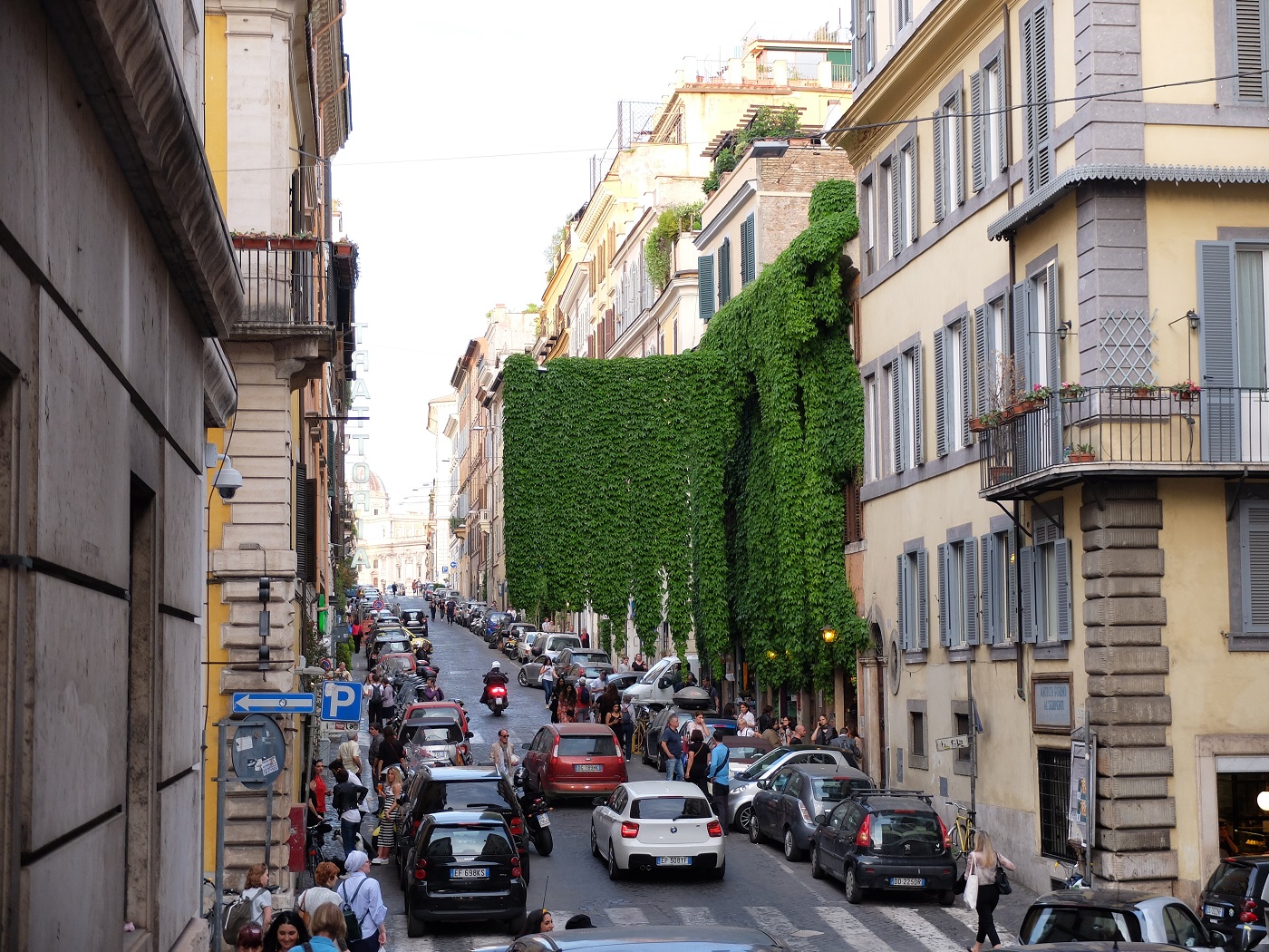 Via Panisperna, charmante rue animée à Rome où bien manger et boire